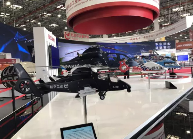 九游（中国）展台上的直19E和模型